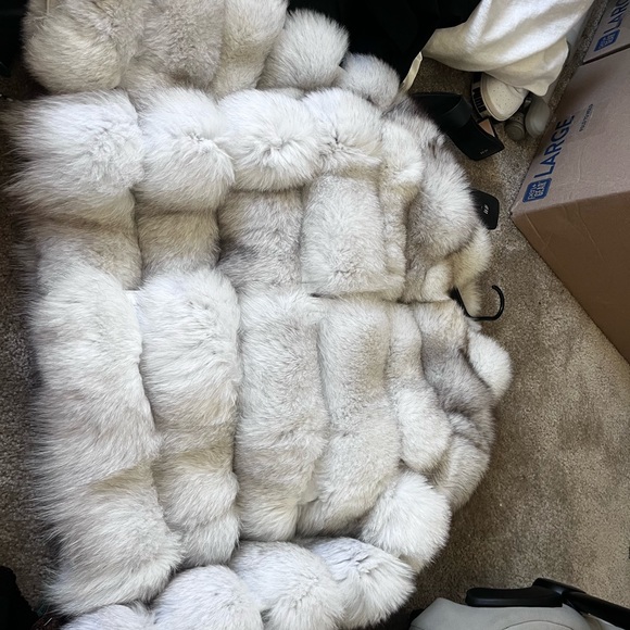 Fox fur coat - size medium. Arms unzip to wear as a vest to. - Picture 2 of 2